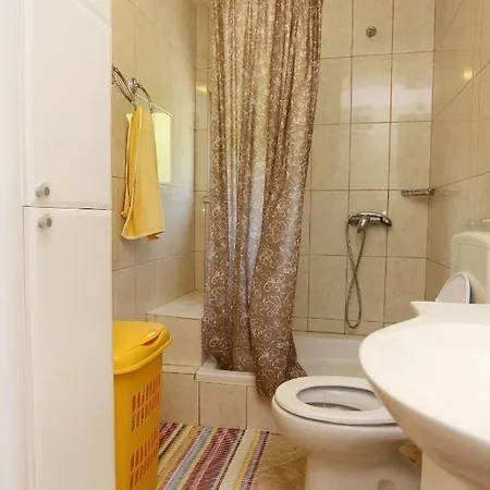 Family Friendly With A Swimming Pool - Perna, Peljesac - 10143 Daire Kuciste